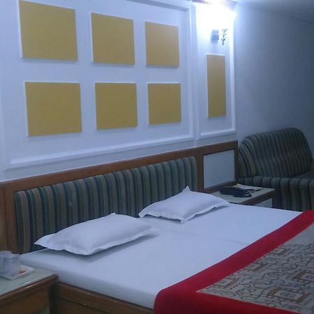 Hotel Unnati Ahmadabad Zewnętrze zdjęcie