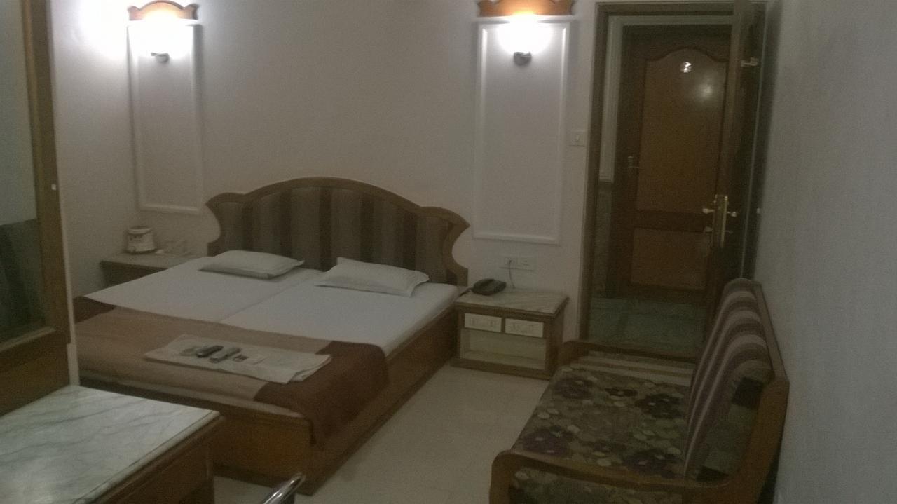 Hotel Unnati Ahmadabad Zewnętrze zdjęcie