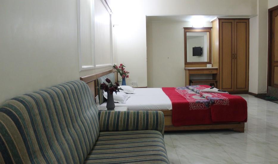 Hotel Unnati Ahmadabad Zewnętrze zdjęcie