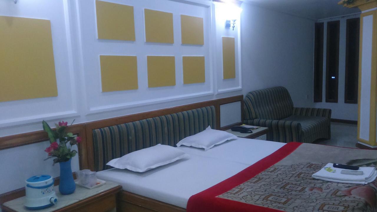 Hotel Unnati Ahmadabad Zewnętrze zdjęcie