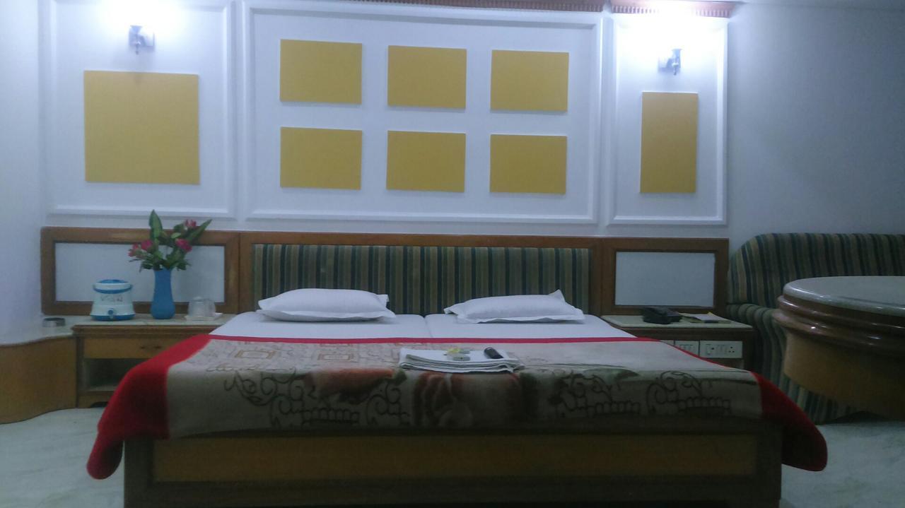 Hotel Unnati Ahmadabad Zewnętrze zdjęcie