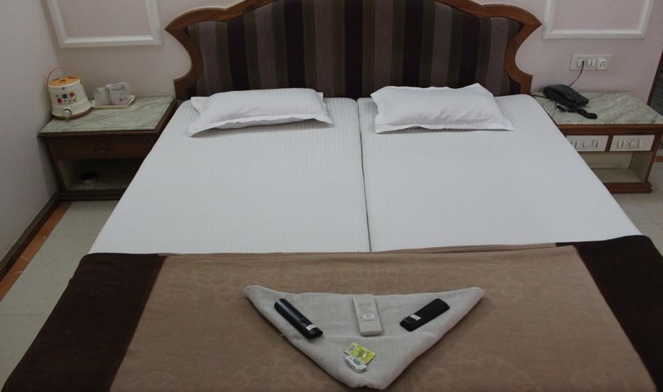 Hotel Unnati Ahmadabad Zewnętrze zdjęcie