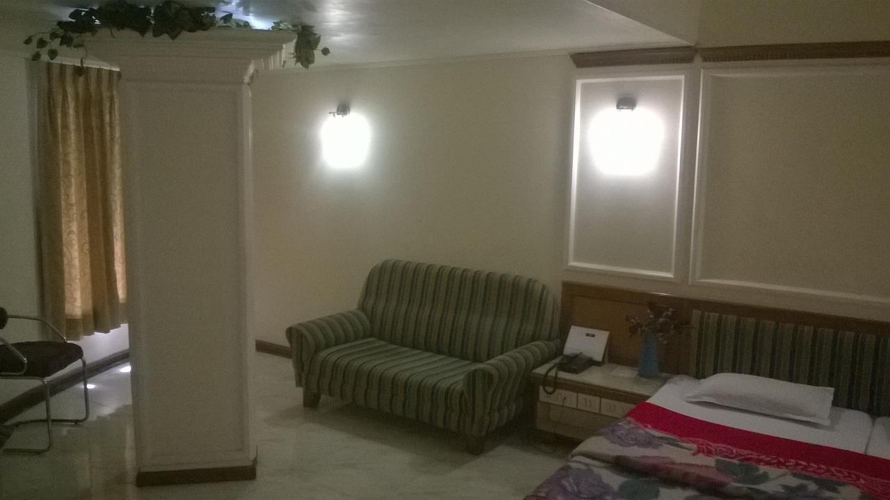 Hotel Unnati Ahmadabad Zewnętrze zdjęcie