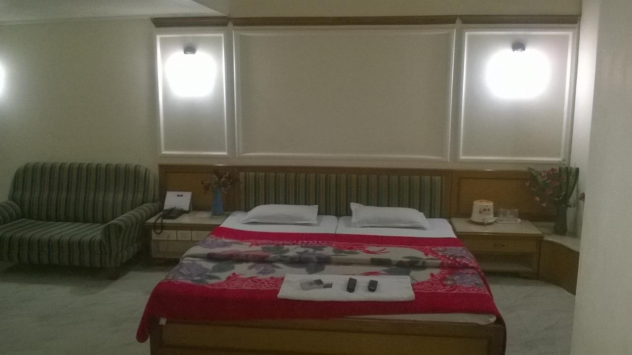 Hotel Unnati Ahmadabad Zewnętrze zdjęcie